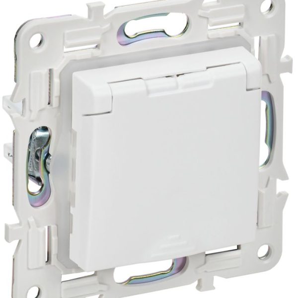 Розетка 1-м SKANDY 16А IP44 с заземл. защ. шторки с крышкой SK-R11W арктич. бел